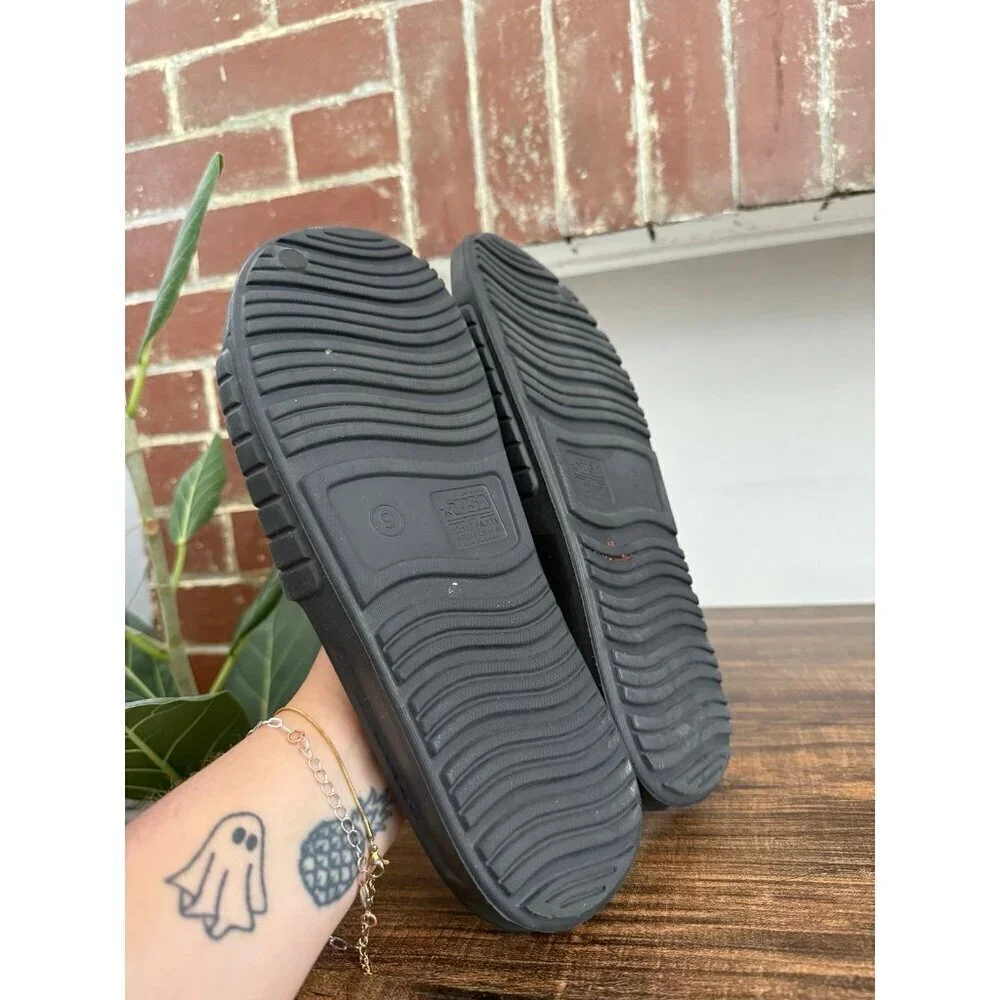 Men’s size 9 black slide slippers